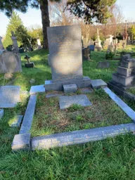 Harry Arnolds Family Plot Luton General Cemetery