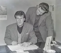 Jim Standen signs 60-61