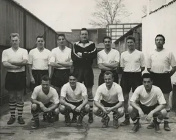 Luton Town Team Photo 1959-60 4