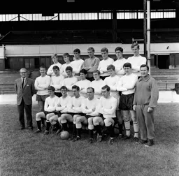 Luton Town Team Photo 1966-67 4