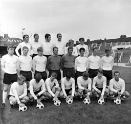 Luton Town Team Photo 1969-70 3