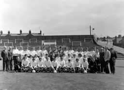 Luton Town Team Photo 1970-71 10