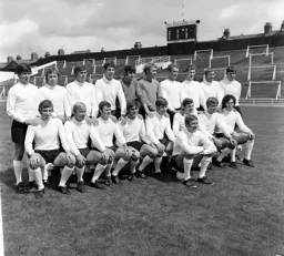 Luton Town Team Photo 1970-71 12
