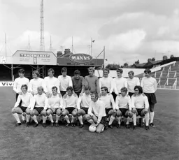 Luton Town Team Photo 1970-71 13