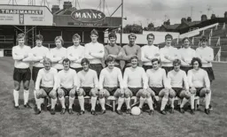 Luton Town Team Photo 1970-71 6