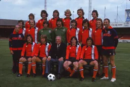 Luton Town Team Photo 1974-75 4