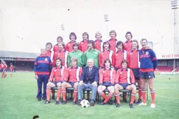 Luton Town Team Photo 1974-75 8