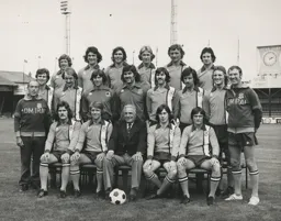 Luton Town Team Photo 1974-75 9
