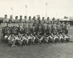 Luton Town Team Photo 1975-76 5