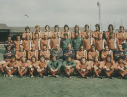 Luton Town Team Photo 1975-76 6