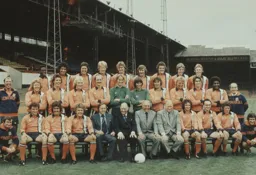 Luton Town Team Photo 1976-77 4