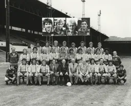 Luton Town Team Photo 1976-77 6