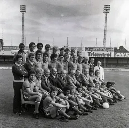 Luton Town Team Photo 1977-78 4
