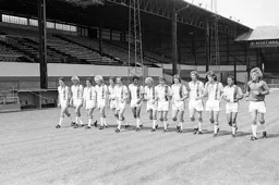 Luton Town Team Photo 1979-80 3