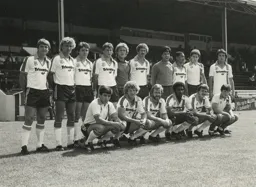 Luton Town Team Photo 1980-81 4