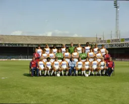 Luton Town Team Photo 1982-83 5