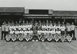 Luton Town Team Photo 1989-90 5