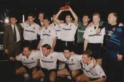 Luton Town Team Photo 1990-91 5