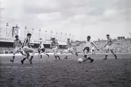 Ron Davies smashes in a shot