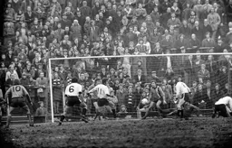 Bobby Thomson guards the line